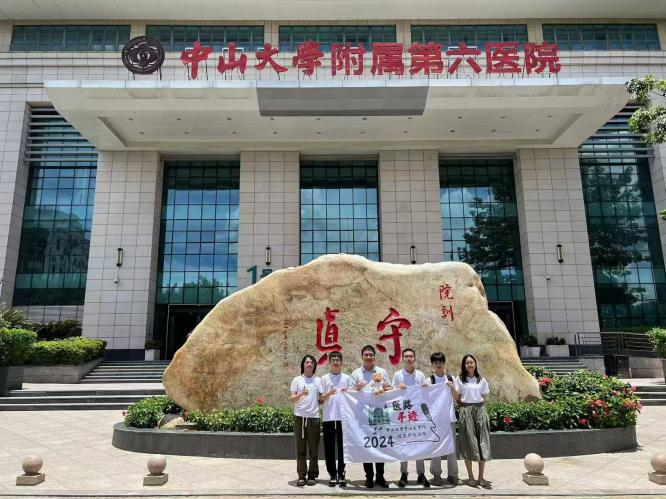 陈春宇师兄与寻访队员合影