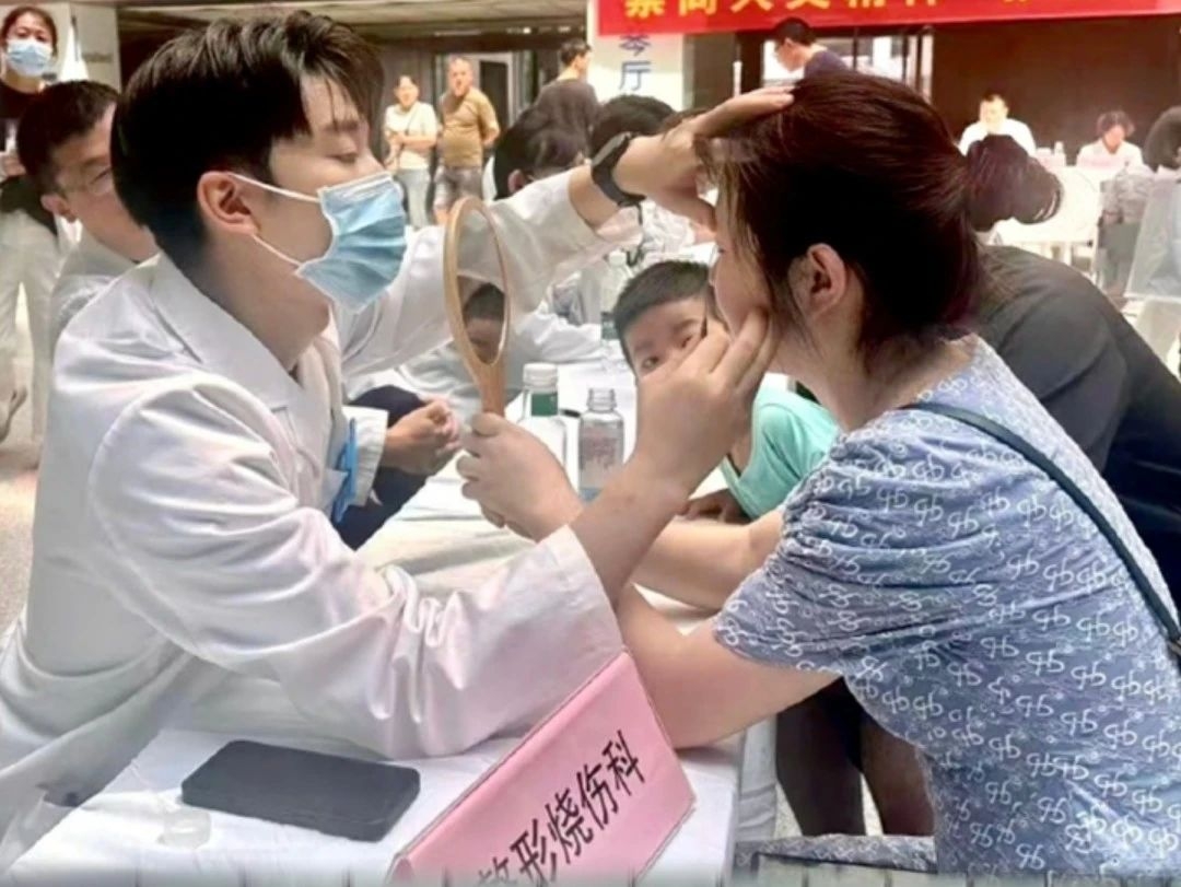 徐晔师兄在南京鼓楼医院义诊